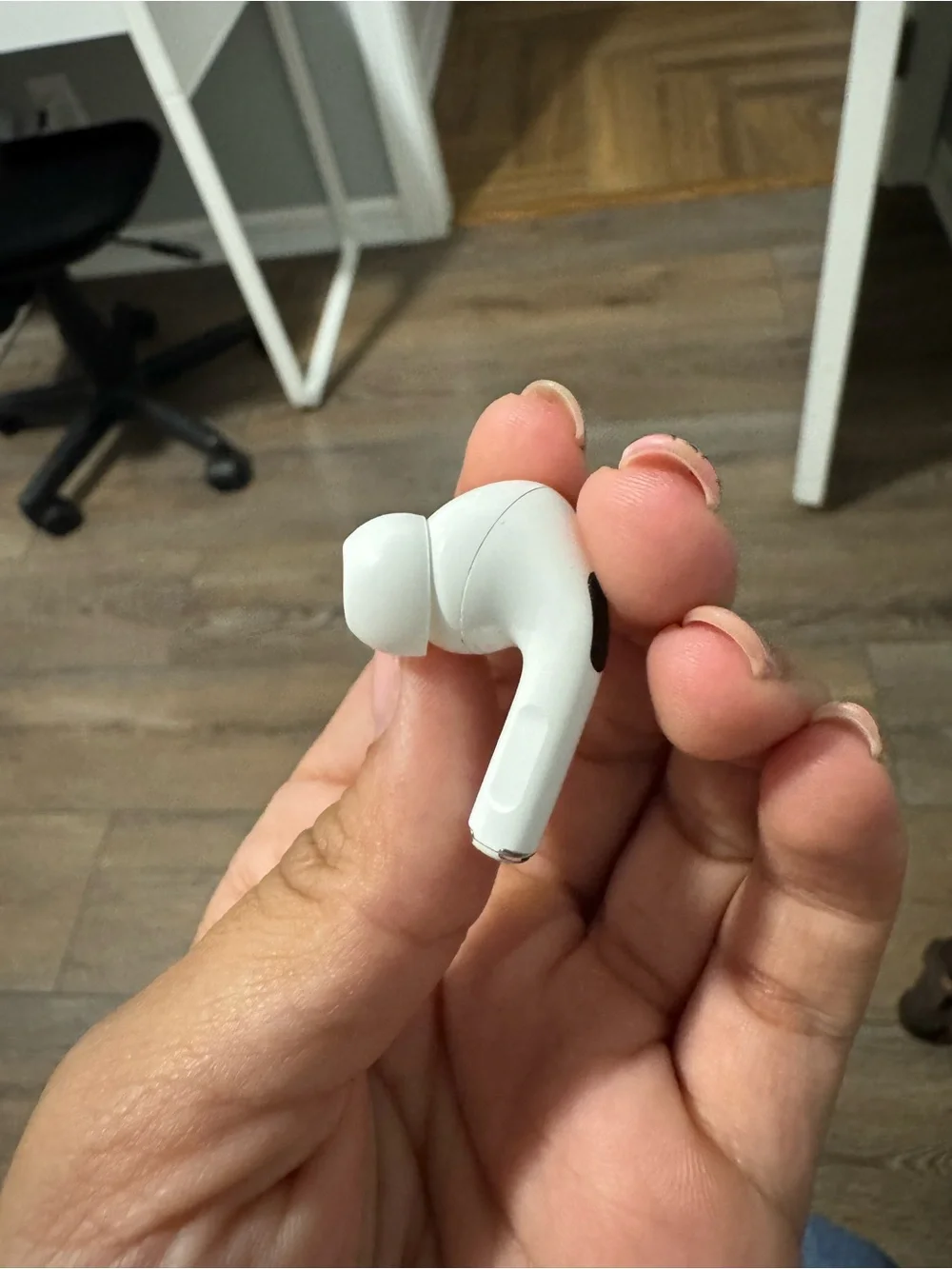Apple AirPods Pro Wireless Earbuds in White with Charging Case